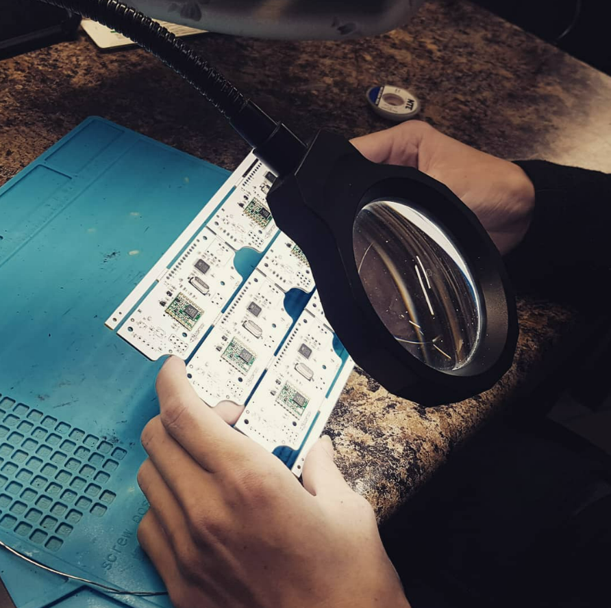 Inspeccionando una placa de circuito PTLevel dentro de una vivienda